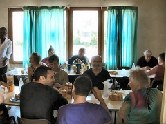 samedi midi  l'équipe casse-croûte avant d'attaquer 2