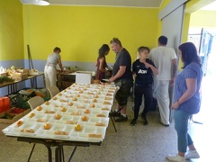 En cuisine  tout le monde met la main    la p  te