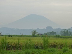 1 Au petit matin le mont Agung degagé