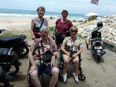 Dominique et Roger vont à la plage de Kuta