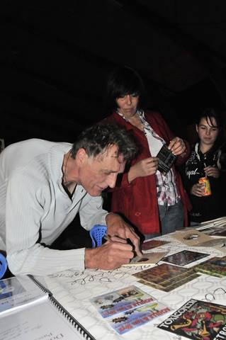 Achille d__dicace ses albums.jpg
