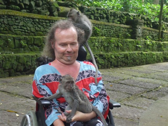 Alain et les singes.JPG