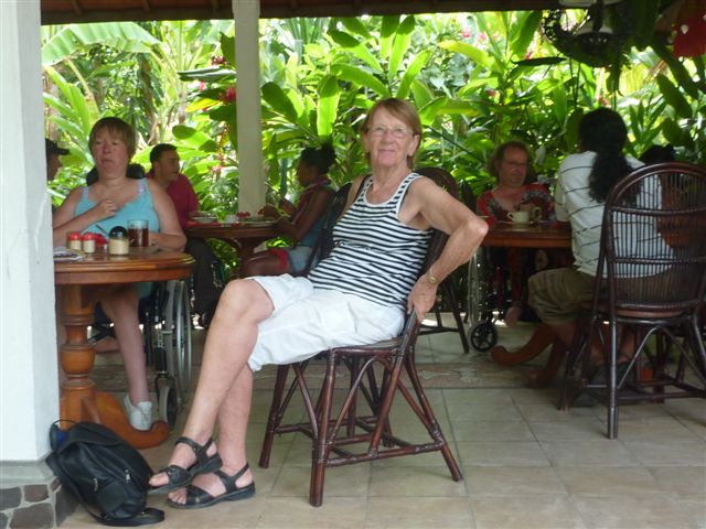 Au petit déjeuner à Lovina.JPG